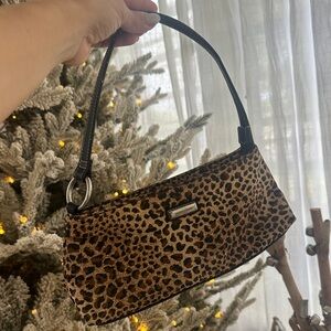 Chic Leopard Print Shoulder Bag with Black Accents